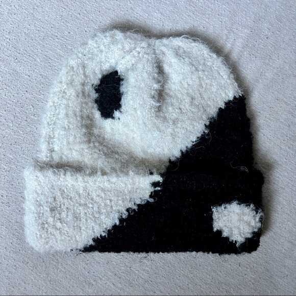 Urban Outfitters Yin Yang Beanie Hansel 